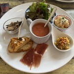 257467736 - 前菜は水菜を使ったグリーンサラダ、ロシア風ポテトサラダ、マスタード和え、生ハム、スパニッシュオムレツ、きのこのマリネ、トマトの冷製スープだったかなぁ(о´∀`о)