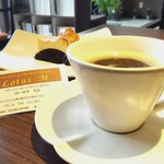 ロータス M - チーズケーキ(￥550)、アメリカーノ(￥660)。イートイン利用。
