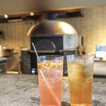 トトト - 左）パッションフルーツを漬け込んだラムのサワー（税別780円）