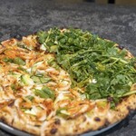 トトト - ◆桜海老と初夏の野菜（ハーフ　税別1,080円） ◆スパイシーキーマ、緑野菜と山羊のチーズ（ハーフ　税別980円）