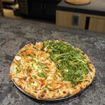 トトト - ◆桜海老と初夏の野菜（ハーフ　税別1,080円） ◆スパイシーキーマ、緑野菜と山羊のチーズ（ハーフ　税別980円）