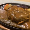 レストラン アベ - 優しい味ながらも満足感のあるハンバーグ。熱々の鉄板で焦げたソースが絶妙なアクセントに！