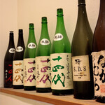 いざかや しん - 1階から2階に上がる階段脇に置かれたディスプレイ用の日本酒の瓶の中には私も大好きな『十四代』があり、思わず目を惹かれます♪♪♪(o^^o)