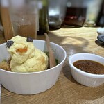 ユルイヤ - ◆子供のポテサラ（748円）・・何が子供なのかと思いながらオーダーしましたら、あら可愛い。♪ 雪だるまのような盛り付けで、人参などでお顔が。(^_^) ミートソース風の少し甘めのソース添え。