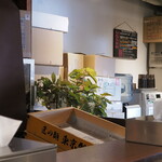 NIBOSHI MANIA - カウンター内には麺箱が