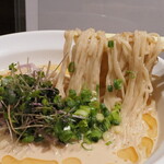 NIBOSHI MANIA - 冷やし金目鯛蕎麦　麺リフト