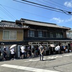 須崎食料品店 - 開店時間に訪問するも…この大行列でした