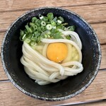 須崎食料品店 - うどん小(温)に生卵トッピング