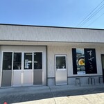 須崎食料品店 - お店の前に中でうどんを食べられる新しい建物ができていました