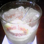 アミスター - レインボーレッドのレモンウォッカマティーニ