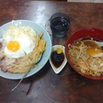 酔來軒 - 提供品一式(左:酔来丼・右:小ラーメン)
