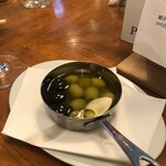 スタンドシャン食 TOKYO恵比寿 Champagne & GYOZA BAR - オリーブのオイル漬け