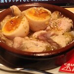 YEBISU BAR - チキンと半熟卵のアヒージョ990円