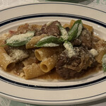 ア フェネステッラ - たっぷり玉ねぎとお肉の煮込みソース　リガトーニ(¥3,400) トロトロのお肉に甘い玉ねぎがたまりません