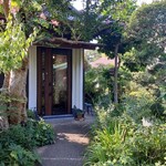 隠れ家カフェローズ亭 - 木々の中〜入っていきます