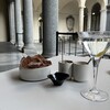 Ristorante SCAT_TO - 料理写真: Gallerie d’Italia 側のテラス席で娘を待つ。Martini は Caffè San Carlo より運ばれる