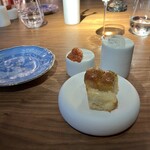 Ristorante SCAT_TO - Stuzzichino (アミューズ)　　山食に見立てた小さなフォカッチャ、トマトベースとバッカラ(Baccalà)ベースのパテ添え