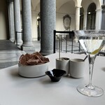 Ristorante SCAT_TO -  Gallerie d’Italia 側のテラス席で娘を待つ。Martini は Caffè San Carlo より運ばれる