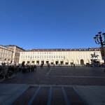 Ristorante SCAT_TO - 長い影に覆われる Piazza San Carlo