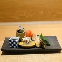 日本料理 e. - ③【八寸】
                      A 牡蠣の真薯、青海苔
                      B 帆立と馬鈴薯の南蛮漬け
                      C 枝豆
                      D 水蛸+岩モズク酢
                      E 鴨茄子の白和え
                      F 鴨ロース
                      G 巻海老の頭+烏賊の天ぷら