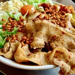 麺屋　たか - 唐辛子が掛かった豚バラ肉！ピリ辛で美味しい♪