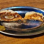 大衆ぎょうざ倶楽部 餃夢中 - 比較するとこんな感じ(左)大粒焼き餃子・(右)夢餃子