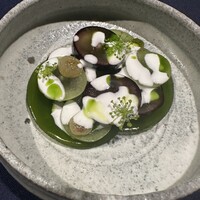 abysse - ディルで色付けした葛のシートを丸くくり抜いて。上に葡萄のスライスを重ねます。サワークリームをかけて。