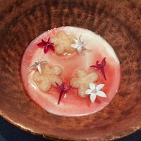 abysse - しっとりしたピスキュイの上にパンナコッタを敷いて。
                花型にカットした桃とペンタスの花を飾って。フランボワーズのソース。