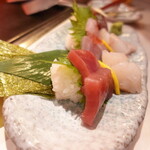 月 - 刺身4点盛り　1,590円　マグロの後ろにごはんがあります