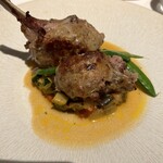 ラ・ターブル・ド・トリウミ - ラムチョップを網脂で包み焼き