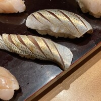 まんてん鮨 日比谷オクロジ店 - 小肌．手前がシャリ少な目
