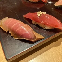 まんてん鮨 日比谷オクロジ店 - 本マグロ柵漬．奥は赤身の漬．