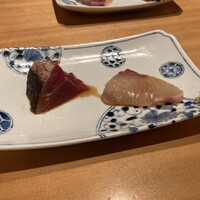 まんてん鮨 日比谷オクロジ店 - カツオとかんぱちお刺身（玉ねぎ醤油，ワサビでいただく）