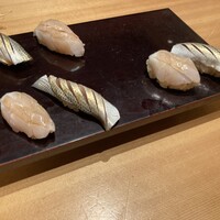 まんてん鮨 日比谷オクロジ店 - 太刀魚と小肌．左下がシャリ少な目．