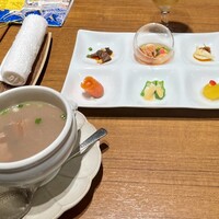 珞珈壹号 銀座店 - 蓮根とイベリコ豚スペアリブのスープ　前菜盛り合わせ