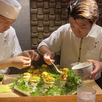 東山 吉寿 - 盛り付けの様子を見ながら待ちましたが、美しい作品が仕上がっていくのに見惚れていました。