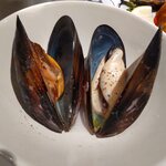 バレーナ - 前菜盛り合わせのムール貝（別皿）、赤い卵を持った♀、白子を持った♂がひとつづつで写真映えも最高