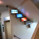 バレーナ - 熱田ビル1階、階段表示