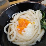 讃岐うどん めん舟 - 温玉を絡めて!