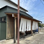 中華そば 深緑 - 通りからのお店外観　カウンター席８のみ