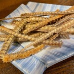 味治 - うなぎがくるまで骨せんべいで飲みます