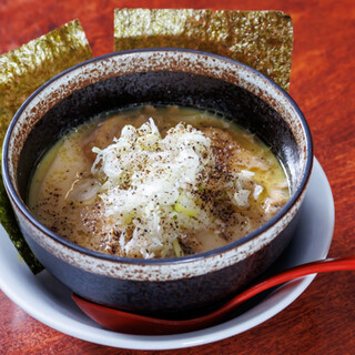 当店限定「鶏の煮込み」が人気◎柔らかくマイルドな味わいを満喫