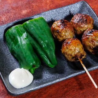 ボリュームある炭火焼き鳥が◎まずは「自家製つくね」をどうぞ♪