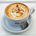 エスプレッソ アメリカーノ - キャラメルナッツモカ。真ん中のトールサイズでも凄い量。