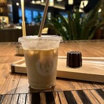 257542682 - カフェラテとカヌレ