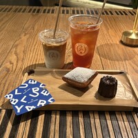 BLUE YARD - ベニエとジンジャーピーチティー