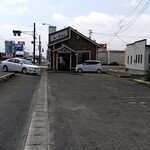 中華麺房 東龍 - 一番札確定☆と、安心して広い駐車場を写メしていたら(゜o゜;❗御常連のお客様の車がやって来て写り込んでしまいました(^o^;)