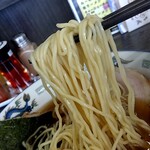 中華麺房 東龍 - 麺リフト⤴️細麺に醤油スープが絡んで旨し(๑´ڡ`๑)