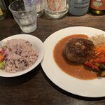 コムギラボ ピッツァ&手打ちパスタ - ハンバーグと五穀米