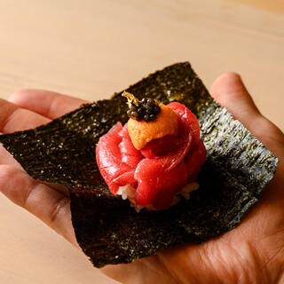 厳選したネタを使った、見た目も愉しめる“華の創作鮨”に舌鼓